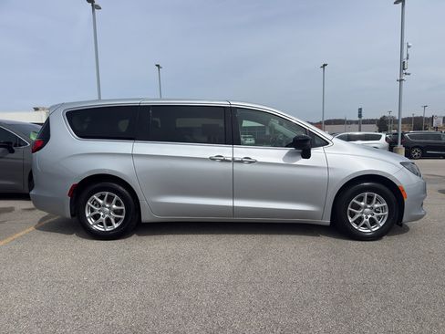 Used 2024 Chrysler Voyager LX FWD image 4