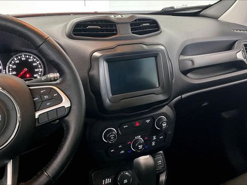 Used 2018 Jeep Renegade Latitude w/ Cold Weather Group AWD/4WD image 13