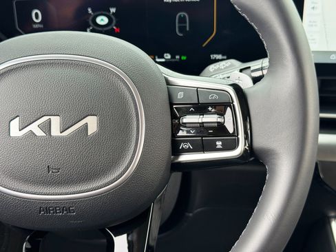 Used 2025 Kia Carnival SX w/ SX Dark Edition Package image 22