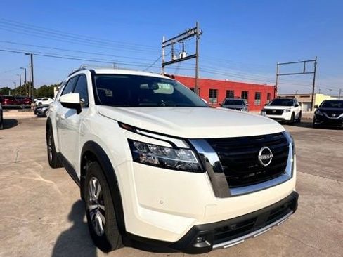 Certified 2022 Nissan Pathfinder SL image 3