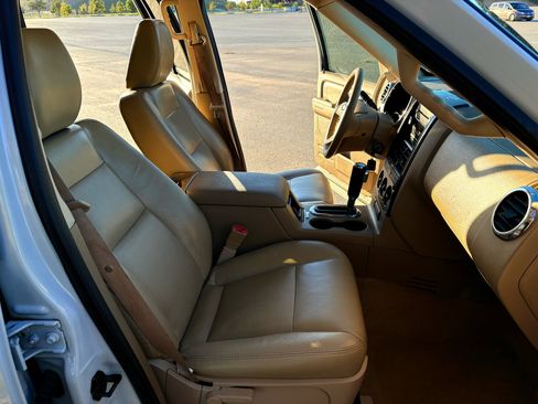 Used 2010 Ford Explorer XLT image 28