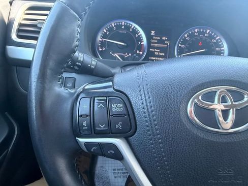 Used 2019 Toyota Highlander XLE AWD/4WD image 19