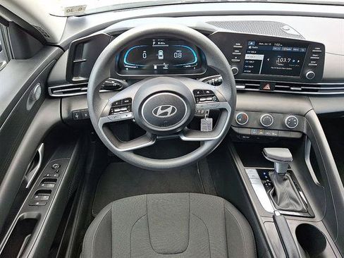 Certified 2025 Hyundai Elantra SE FWD image 12