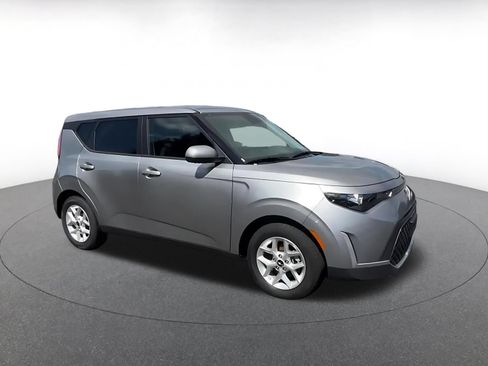 Used 2025 Kia Soul LX w/ LX Technology Package FWD image 2