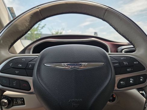 Used 2017 Chrysler Pacifica Limited FWD image 39