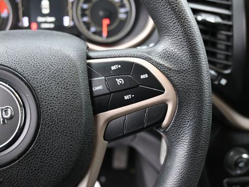 Used 2018 Jeep Cherokee Latitude w/ Safety Group image 18