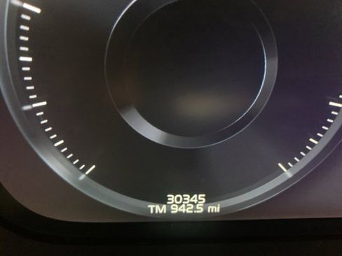 Certified 2022 Volvo XC90 T6 Momentum w/ Climate Package image 13