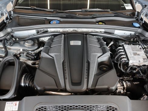 Certified 2024 Porsche Macan GTS AWD/4WD image 24