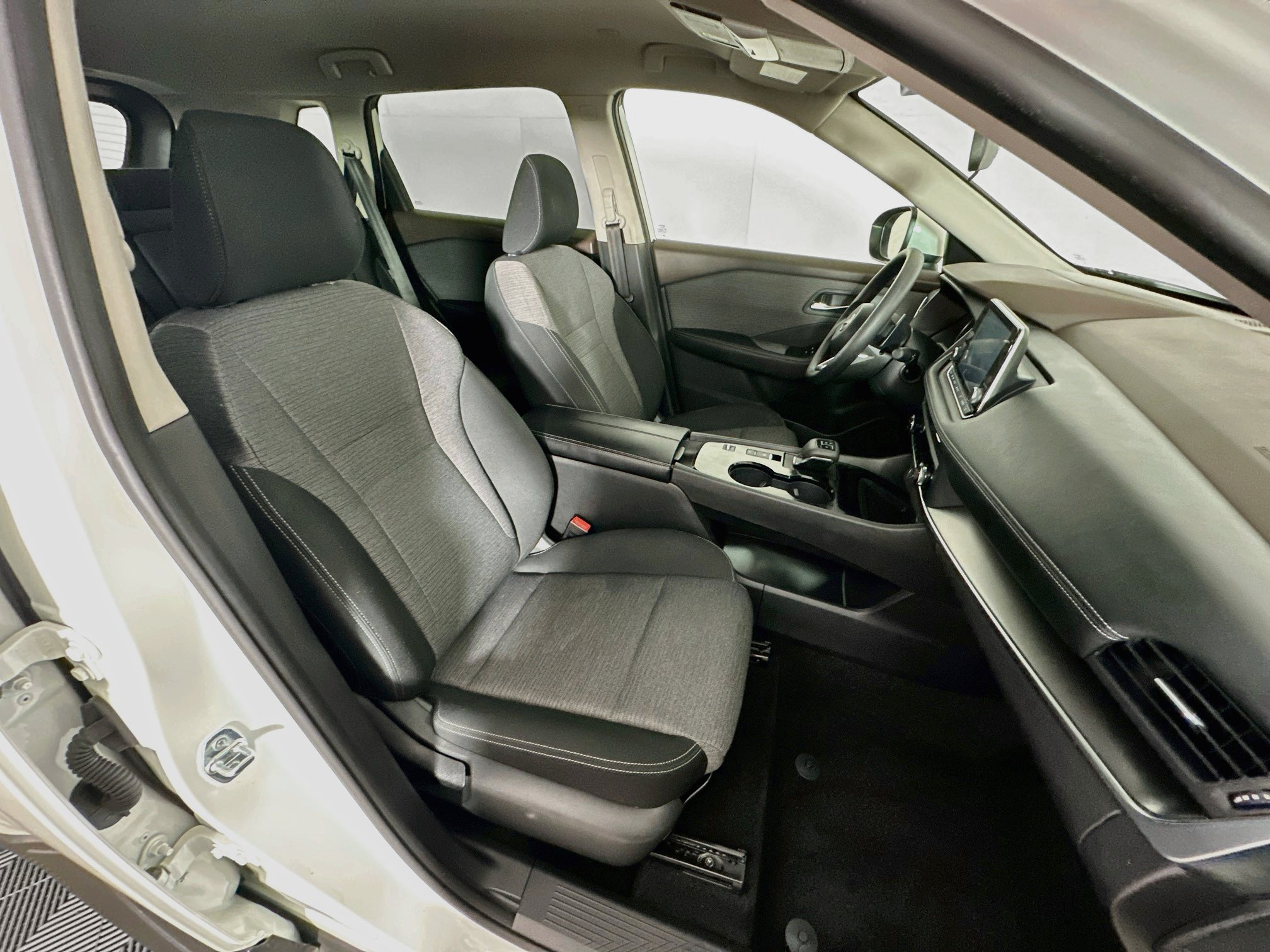 Used 2023 Nissan Rogue SV FWD image 30