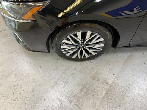 Used 2025 Nissan Altima 2.5 SV FWD image 11