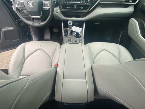 Used 2023 Toyota Highlander XLE AWD/4WD image 11