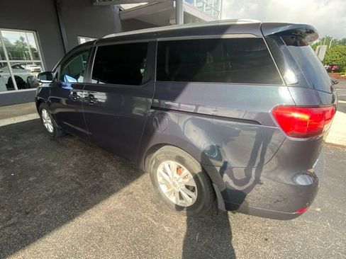 Used 2017 Kia Sedona LX w/ LX Essentials Premium Package FWD image 3