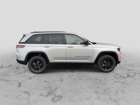 New 2025 Jeep Grand Cherokee Altitude image 9