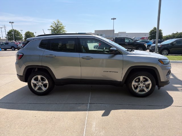 Used 2024 Jeep Compass Latitude AWD/4WD image 11
