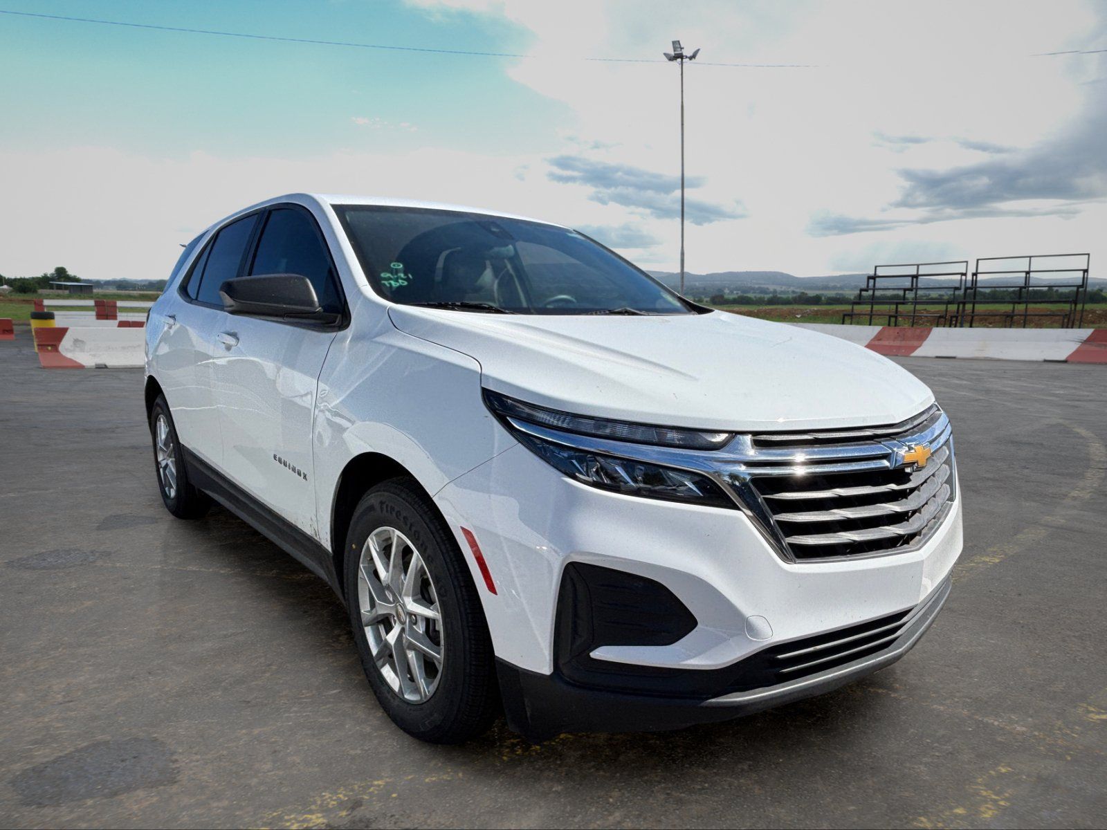 Used 2022 Chevrolet Equinox LS w/ LS Convenience Package FWD image 2