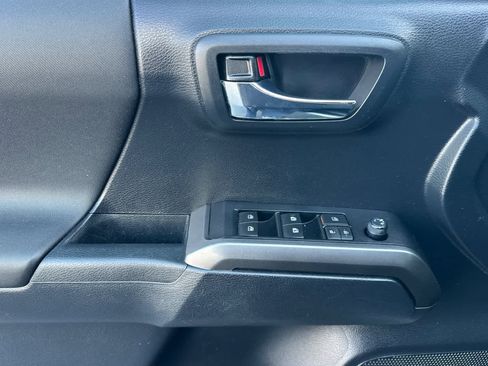 Used 2019 Toyota Tacoma TRD Sport image 12