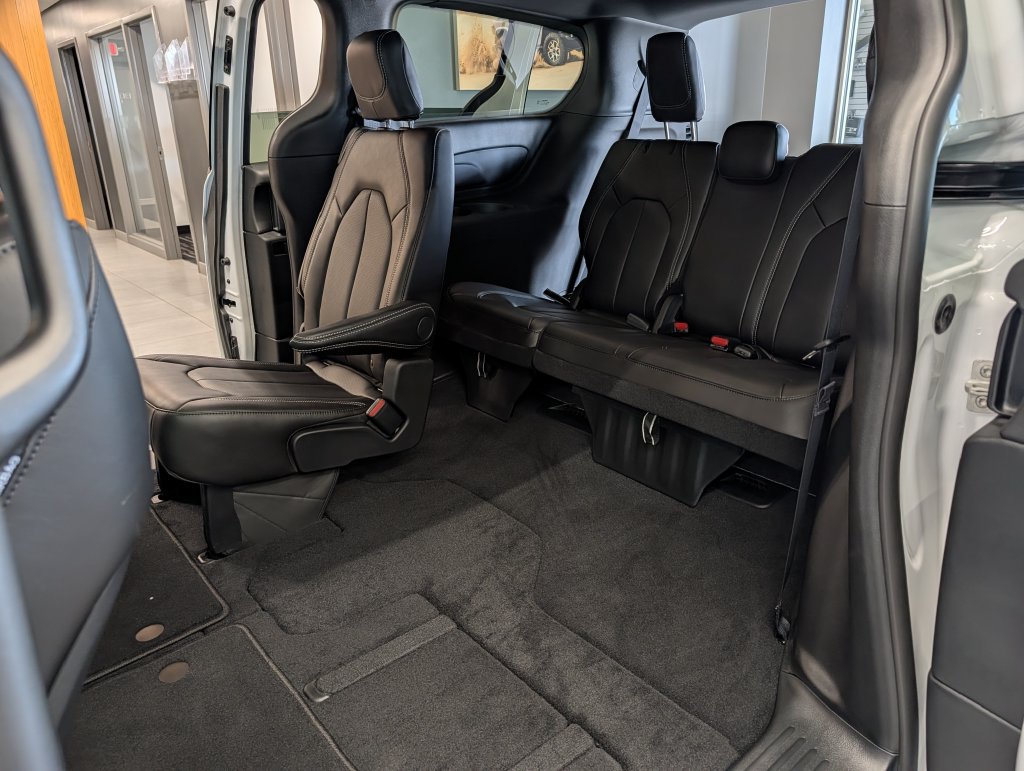 New 2027 Chrysler Pacifica Select FWD image 6