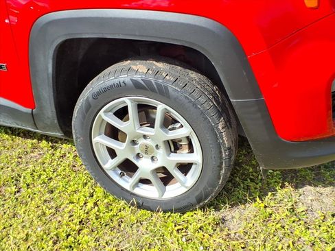 Used 2022 Jeep Renegade Latitude w/ Sun/Sound Group image 9