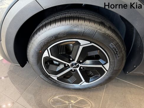 New 2025 Kia Niro LX image 8