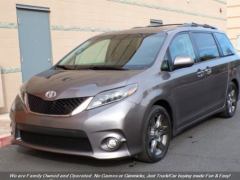 Used 2015 Toyota Sienna SE image 3