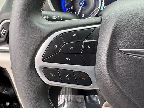 Used 2024 Chrysler Pacifica Touring-L image 36