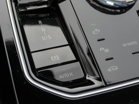 Certified 2023 BMW 760i xDrive w/ Luxury Rear Seating Package image 27