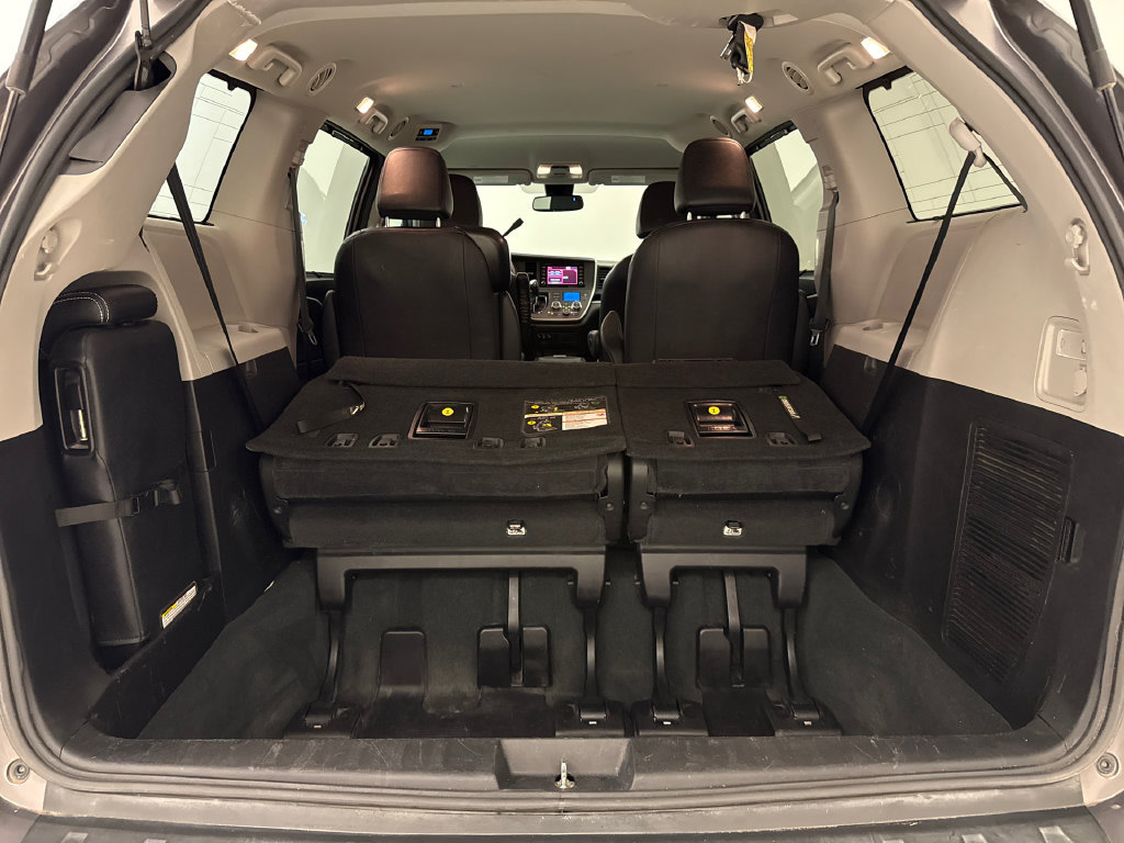 Used 2020 Toyota Sienna SE FWD image 12