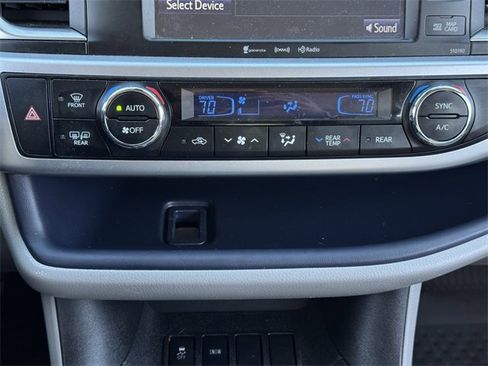 Used 2019 Toyota Highlander XLE image 17