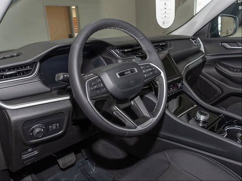 Used 2023 Jeep Grand Cherokee Laredo w/ Luxury Tech Group I AWD/4WD image 17