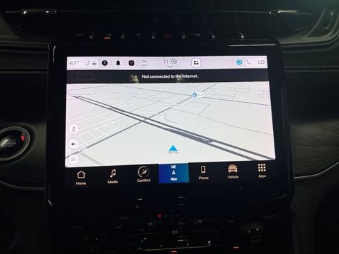 Used 2024 Jeep Grand Cherokee Limited w/ Luxury Tech Group II image 12