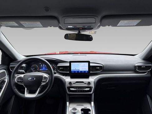 Used 2023 Ford Explorer XLT w/ Equipment Group 202A image 3