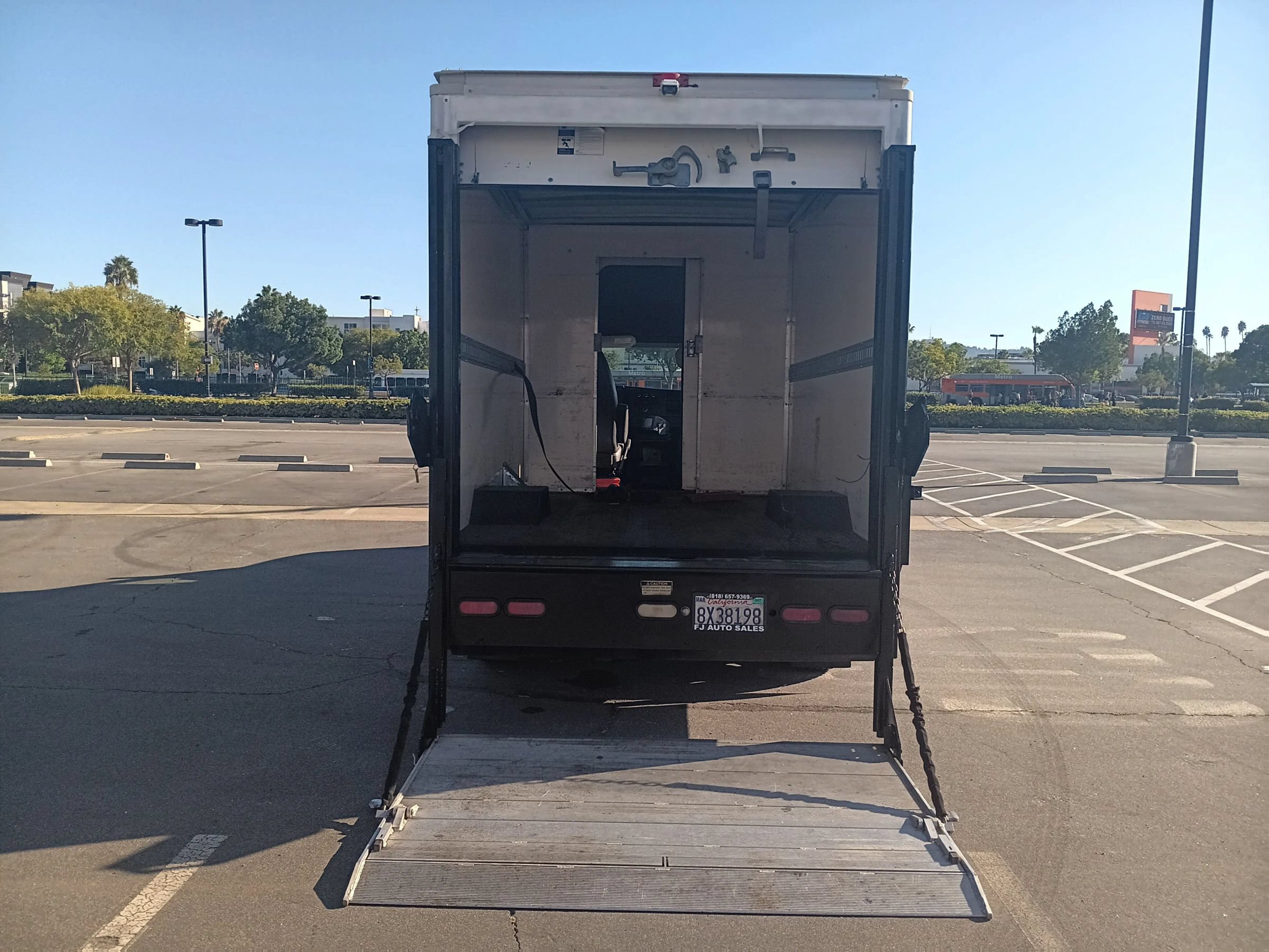 Used 2010 Chevrolet Express 3500 RWD image 2