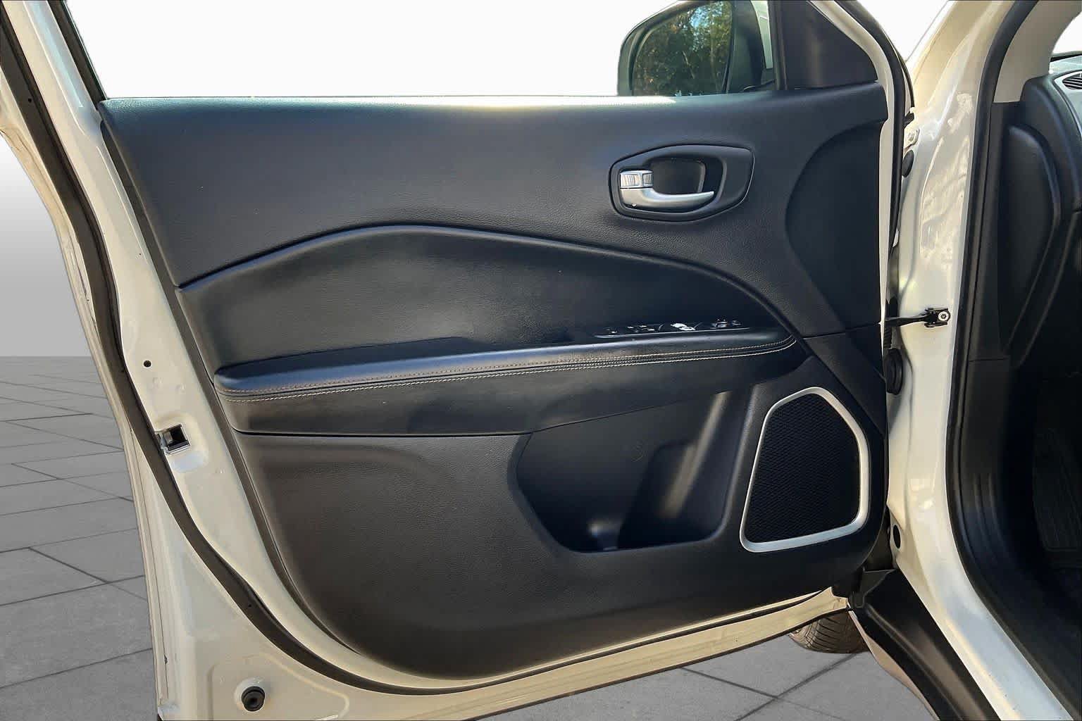 Used 2018 Jeep Compass Latitude w/ Popular Equipment Group AWD/4WD image 22