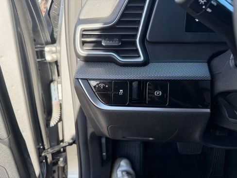 Used 2024 Kia Sportage LX image 16