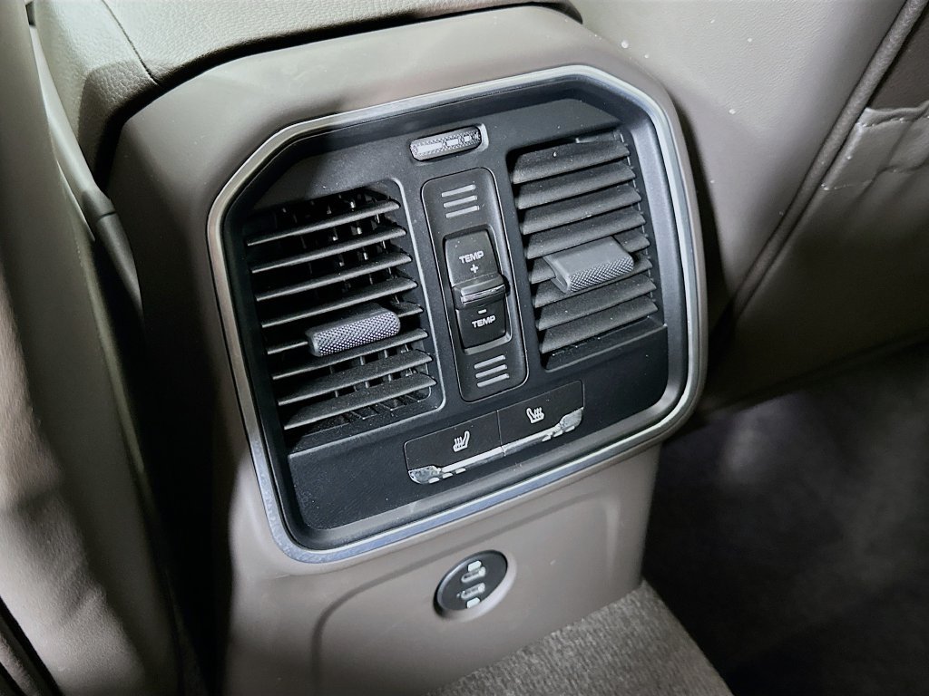 Certified 2025 Porsche Macan AWD/4WD image 27