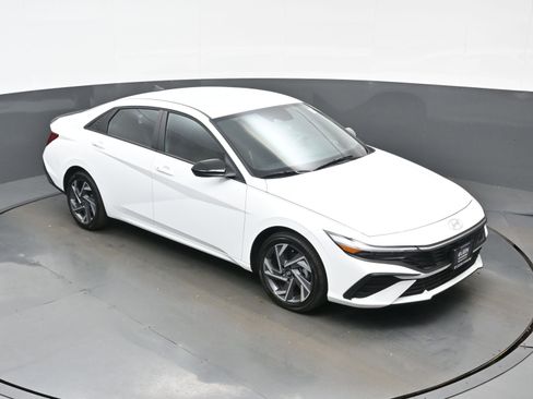 Certified 2025 Hyundai Elantra SEL image 39