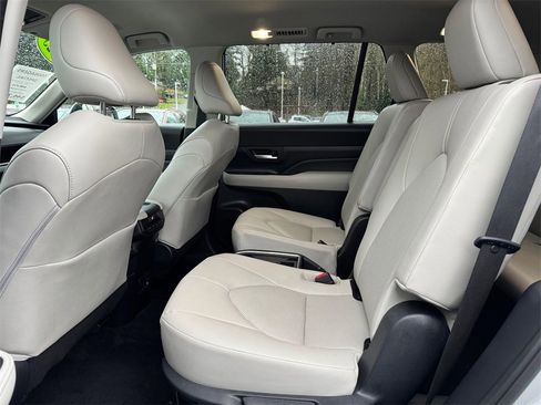 Certified 2025 Toyota Grand Highlander XLE image 17