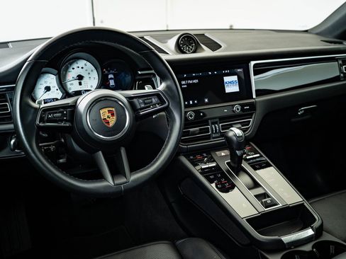 Certified 2023 Porsche Macan image 4