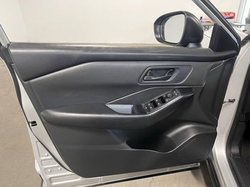 Used 2024 Nissan Rogue S image 21