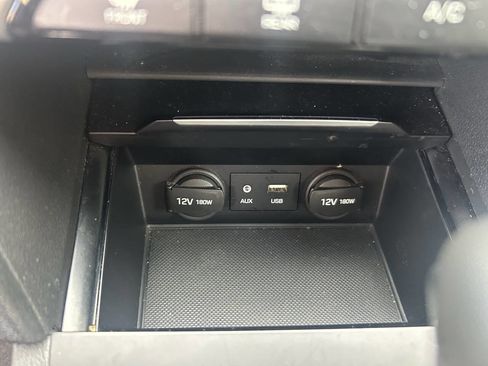 Used 2017 Hyundai Elantra Limited w/ Limited Tech Package 04 image 3