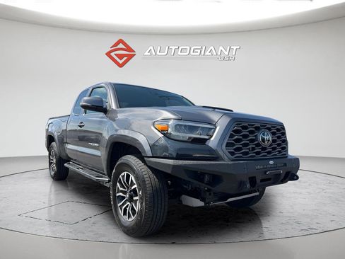 Used 2022 Toyota Tacoma TRD Sport w/ TRD Premium Sport Package AWD/4WD image 11