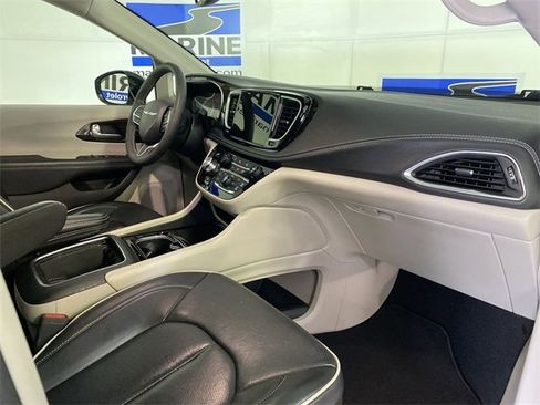 Used 2024 Chrysler Pacifica Limited image 35