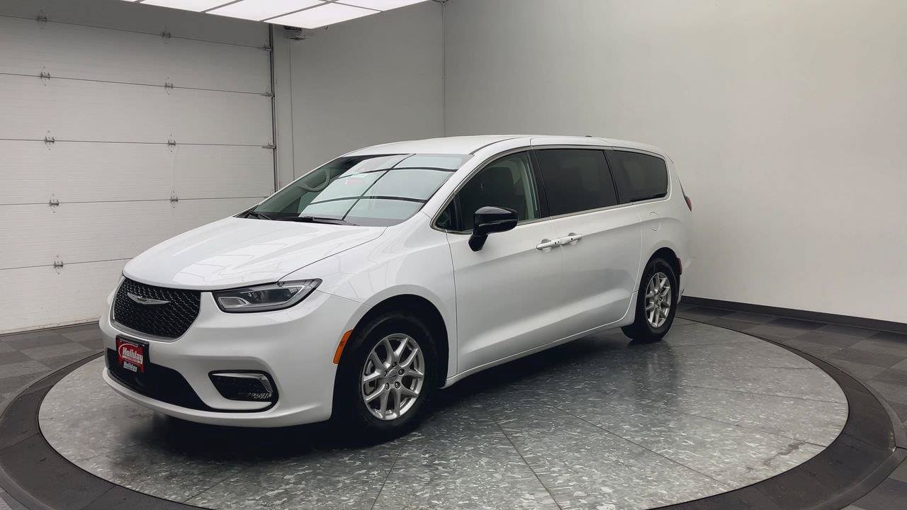 Used 2024 Chrysler Pacifica Touring-L FWD image 35