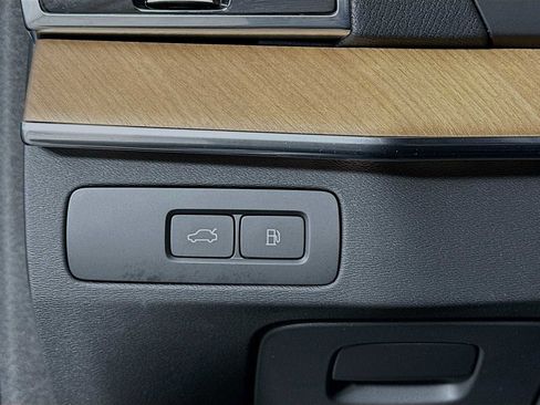 Certified 2025 Volvo XC90 T8 Plus w/ Protection Package Premier image 10