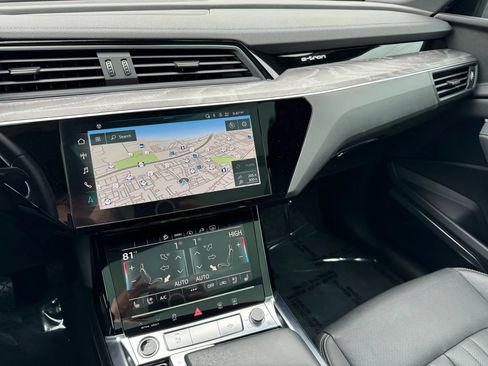Used 2022 Audi e-tron Premium Plus w/ Premium Plus Package image 34