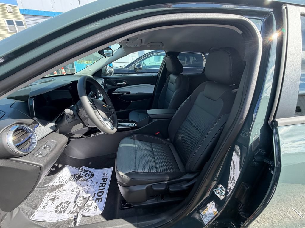 New 2026 Chevrolet Trax LT w/ Midnight Edition FWD image 9