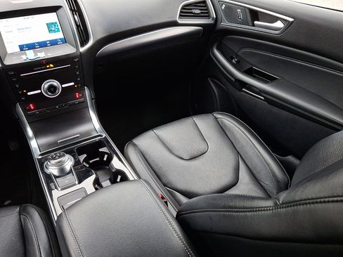 Used 2019 Ford Edge Titanium image 16