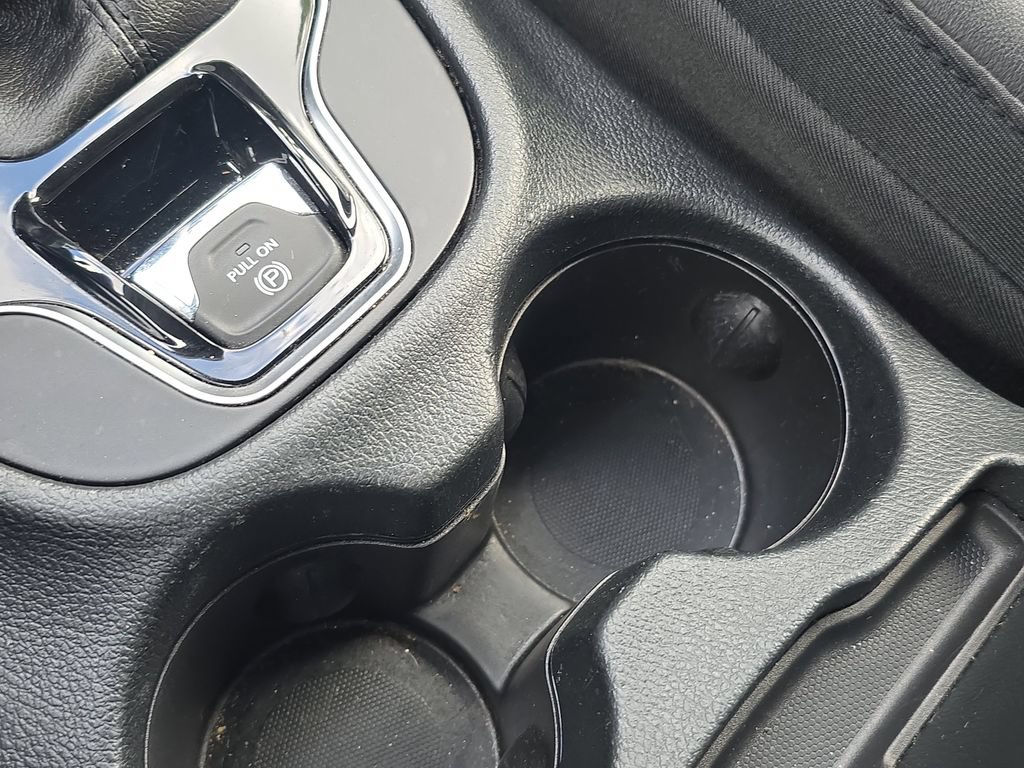 Used 2019 Jeep Cherokee Limited FWD image 32