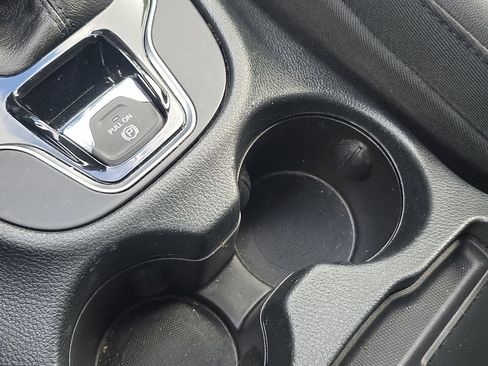 Used 2019 Jeep Cherokee Limited FWD image 32