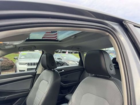 Used 2025 Volkswagen Jetta SE FWD image 18
